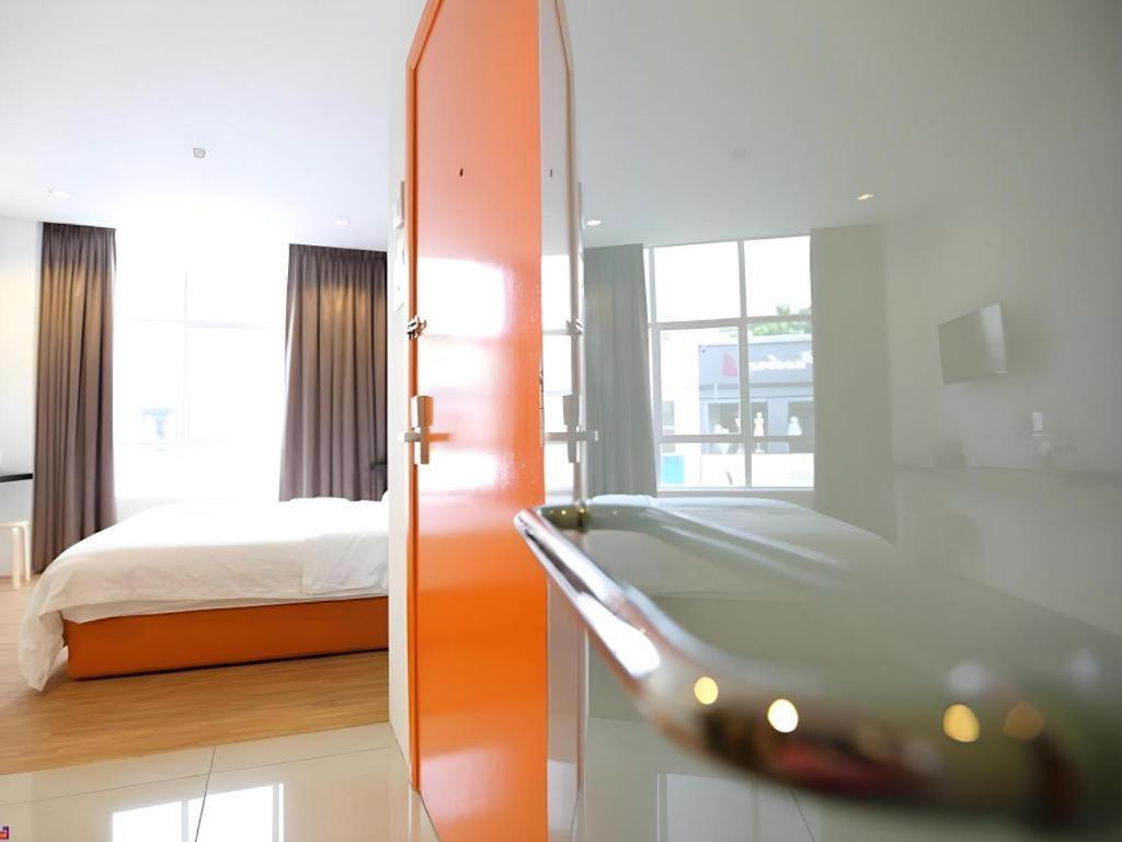 1 Hotel Taman Connaught Куала Лумпур Екстериор снимка