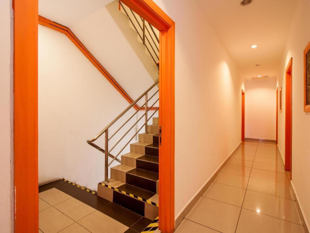 1 Hotel Taman Connaught Куала Лумпур Екстериор снимка